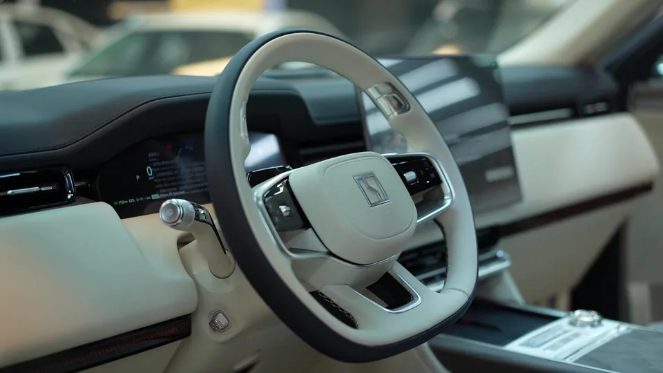 Steering wheel and light-coloured vehicle cockpit
