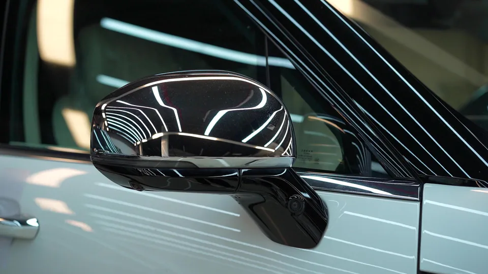 Vehicle mirror and bodywork in a showroom